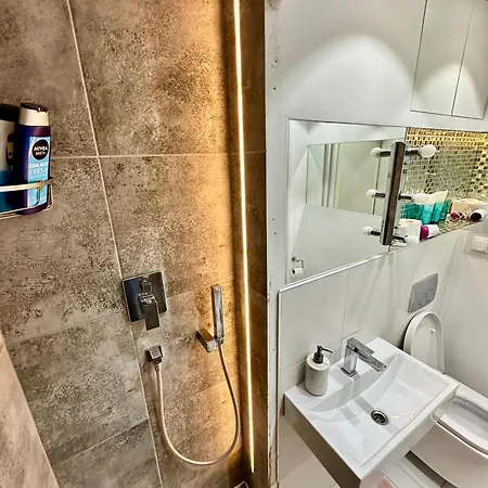 Palace 2 Wifi 600 Mbs 55'tv Netflix Hbo 2xmetro Appletv Apartmán Varšava